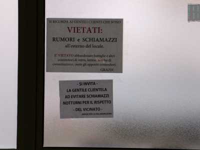 "U' baff�n" � incastonato sotto i portici di un'area residenziale privata di via Mitolo, a Poggiofranco, � meta di giovanissimi fin quasi all'alba, per la "gioia" degli abitanti dei palazzi circostanti che a volte faticano ad addormentarsi per gli schiamazzi